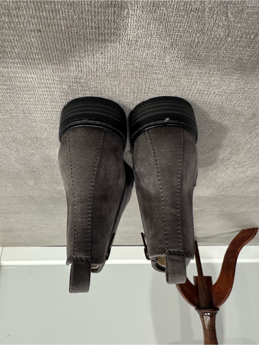 Sonomas Gray Suede Chelsea Boots - Sleek Side-Zip Design Size 7.5 - Picture 4 of 6